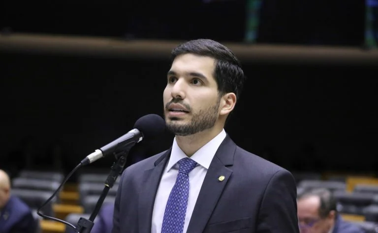 Multa para festa com som alto: Câmara avança em projeto que prevê até R$ 20 mil e apreensão de som em eventos sem autorização Comissão aprova multa de até R$ 20 mil para festa com som alto em espaço público sem autorização prévia - Notícias