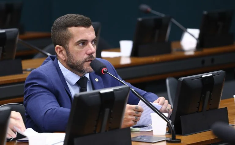 Criminalização do uso de drones por facções: CCJ da Câmara aprova punições mais duras e leva PL 3835/24 ao Plenário CCJ aprova criminalização de uso de drones por facções - Notícias