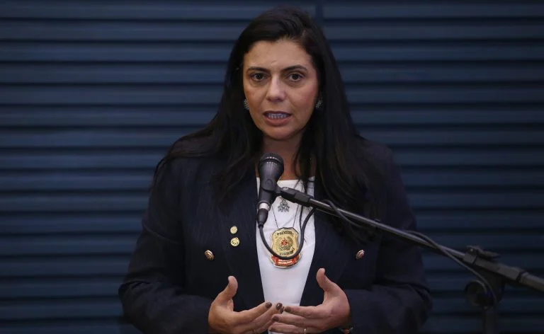 Obstrução de justiça: deputada afirma que lei atual é insuficiente e PL 4503/25 entra na pauta do Plenário da Câmara Deputada diz que lei atual é insuficiente para punir obstrução de justiça; ouça - Notícias