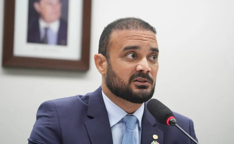 Comissão de Segurança Pública aprova fim da revista íntima em presídios federais, entenda o que muda com o PL 1660/25 na Câmara dos Deputados Comissão aprova projeto que proíbe revista íntima em presídios federais - Notícias
