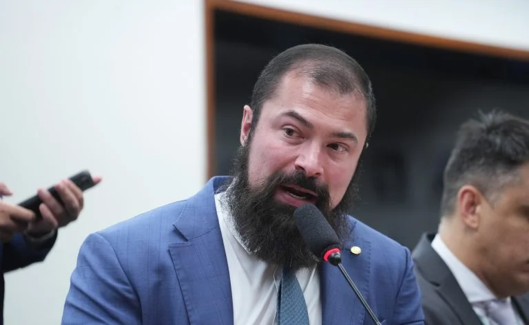 Comissão de Segurança Pública da Câmara aprova armas de alto calibre para segurança privada em serviços de alto risco, com autorização do Exército e regra da PF Comissão aprova uso de armas de alto calibre por seguranças privados - Notícias