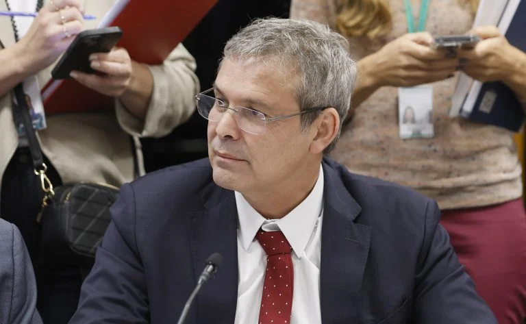 Projeto antifacção na Câmara: Lindbergh Farias ameaça voto contra após mudanças, Derrite defende integração e eficiência no PL 5582/25 Líder do PT critica mudanças no projeto antifacção; relator diz que busca eficiência da polícia - Notícias