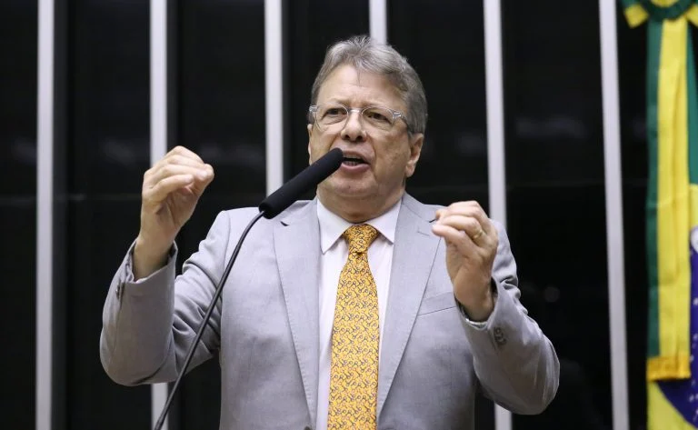 Projeto de Lei 1270/25 propõe aumentar em um terço a pena de homicídio e feminicídio cometidos por quem tinha dever de proteger a vítima Projeto aumenta pena para homicídio cometido por quem tinha o dever de proteger a vítima - Notícias