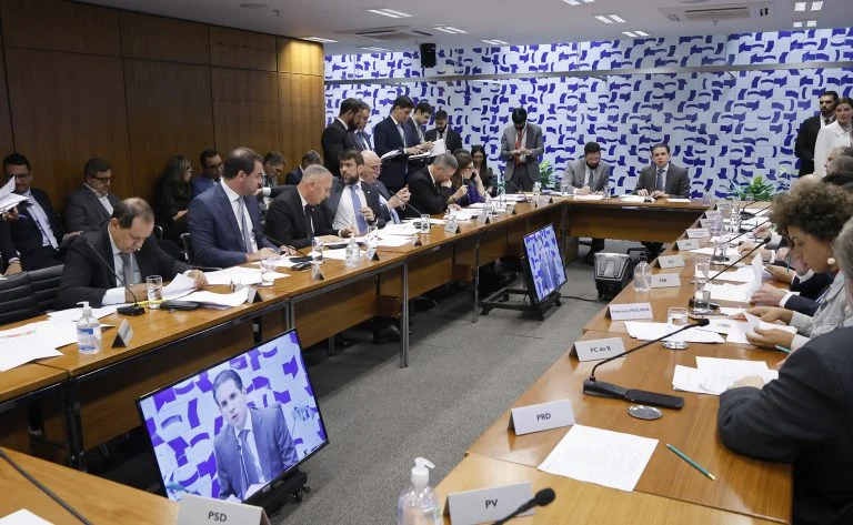 Projeto antifacções: Câmara marca votação do PL 5582/25 para quarta, líderes negociam PF e equiparação a terrorismo Projeto antifacções deve ser votado nesta quarta-feira no Plenário, indicam líderes - Notícias