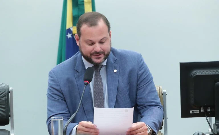 CCJ da Câmara aprova projeto que amplia proteção a vítimas e testemunhas idosas ou com deficiência, com medidas urgentes pela polícia e controle judicial em 24h CCJ aprova projeto que amplia proteção a vítimas e testemunhas idosas ou com deficiência - Notícias