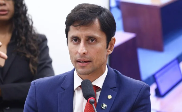 Comissão da Câmara aprova delegacias especializadas para pessoas com deficiência, com foco em acessibilidade e combate à violência Comissão aprova criação de delegacias especializadas para atender pessoas com deficiência - Notícias