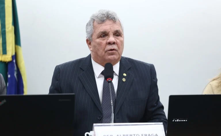 Penas mais duras contra o crime organizado: Alberto Fraga defende presídios federais e avanço do PL 5582/25, o marco legal de combate às facções Deputado diz que é preciso manter penas mais duras contra o crime organizado; ouça - Notícias