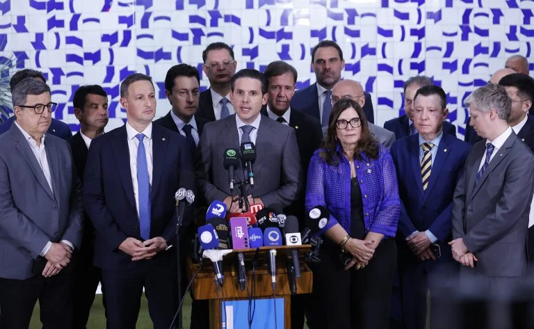 Marco legal do combate ao crime organizado: o que muda no PL 5582/25 com penas de até 40 anos e foco em líderes de facções Motta e Derrite apresentam modificações no marco legal de combate ao crime organizado - Notícias