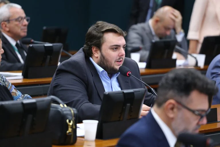 CCJ aprova projeto que libera veículos apreendidos para os bombeiros em treinamentos antes do leilão e fortalece capacitação Comissão aprova projeto que permite repassar carro que iria a leilão para os bombeiros - Notícias