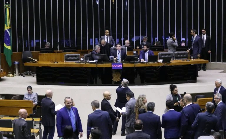 Votação do projeto de combate ao crime organizado na Câmara: o que está em jogo no PL 5582/25 e por que líderes pedem mais tempo Votação do projeto de combate ao crime organizado é marcada para terça-feira - Notícias