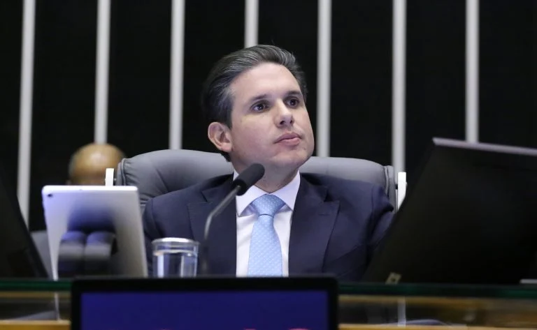 Combate ao crime organizado: Hugo Motta adia votação e aguarda parecer de Guilherme Derrite sobre o PL 5582/25 na Câmara dos Deputados Motta aguarda novo parecer sobre projeto do combate ao crime organizado para definir votação - Notícias