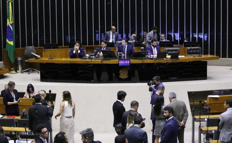 Projeto antifacção PL 5582/25, governistas veem risco de travar ações da PF após Câmara aprovar texto de Guilherme Derrite Deputados governistas dizem que versão aprovada para projeto antifacção vai dificultar ações da PF - Notícias