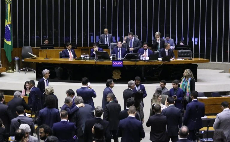 Marco legal do combate ao crime organizado: Câmara aprova PL 5582/25 com penas de até 40 anos, apreensão de bens e regras mais duras contra milícias Câmara aprova marco legal do combate ao crime organizado - Notícias