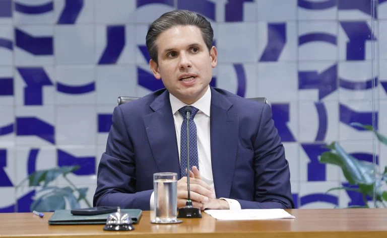 Hugo Motta critica governo por 'falsas narrativas' sobre o marco legal do combate ao crime organizado após aprovação do PL 5582/25 na Câmara Motta critica governo por 'falsas narrativas' em relação ao marco legal do combate ao crime organizado - Notícias