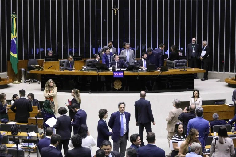 Coleta de DNA de condenados em regime fechado avança na Câmara, PL 1496/21 vai à sanção e muda Lei de Execução Penal Câmara aprova coleta de material genético de condenados que comecem a cumprir pena em regime fechado - Notícias