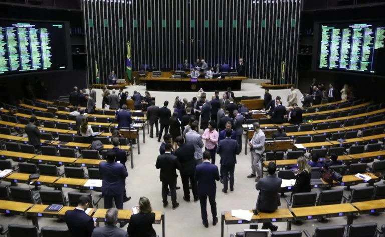 Prisão temporária aumenta de 5 para 15 dias: Câmara aprova PL 4333/25 com novas regras de flagrante, inquérito e tornozeleira eletrônica Câmara aprova projeto que altera regras para prisão temporária - Notícias