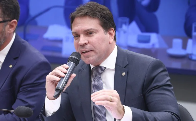 Comissão da Câmara aprova autonomia a policiais sobre uso de algemas: o que diz o PL 2539/25 e impactos nas abordagens e audiências de custódia Comissão aprova projeto que concede autonomia a policiais sobre uso de algemas - Notícias