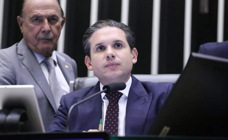 PEC da Segurança Pública: Hugo Motta agenda apresentação do relatório a líderes na terça e prevê votação na comissão na quinta Hugo Motta anuncia que relatório da PEC da Segurança Pública será apresentado aos líderes na terça-feira - Notícias