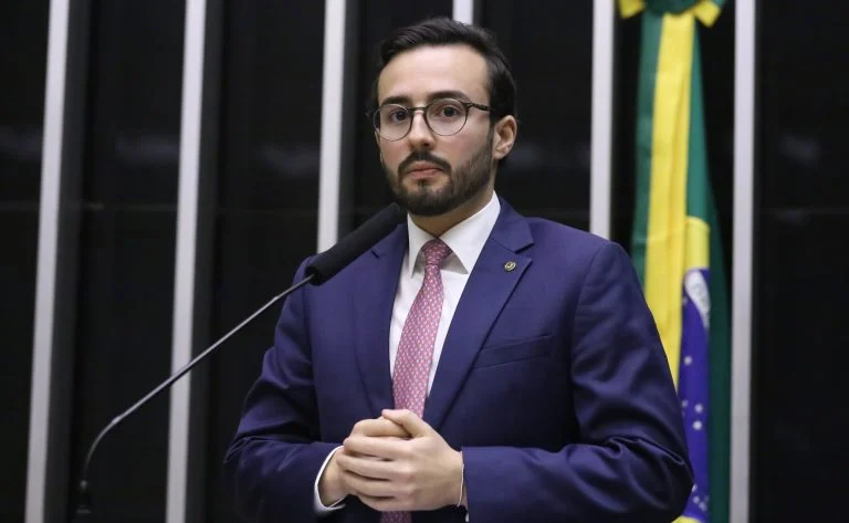 Dispensa de licitação em obras do Exército é aprovada na Câmara, texto segue ao Senado e prevê batalhão na bacia do rio São Francisco Câmara aprova dispensa de licitação em obras executadas pelo Exército em parceria com órgãos públicos - Notícias
