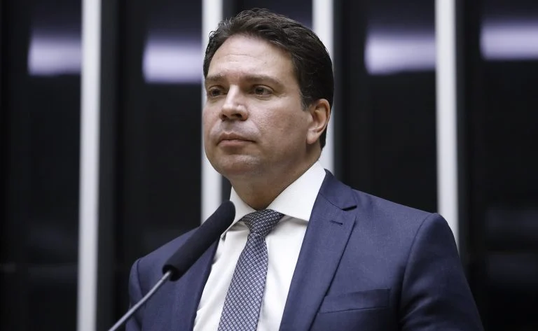 Câmara aprova restrição à venda de carros-fortes com aval prévio da PF, entenda mudanças do PL 1063/25 e impacto no combate ao crime organizado Comissão aprova restrição a venda de carros-fortes - Notícias