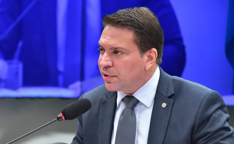 Comissão de Segurança Pública aprova projetos para equiparar facções e milícias ao terrorismo, com penas de 12 a 30 anos Comissão de Segurança Pública aprova projetos que equiparam ações de facções e milícias a terrorismo - Notícias