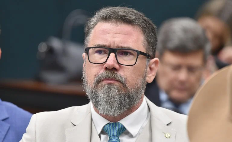 CCJ da Câmara aprova mudanças no porte de arma e uso de álcool ou drogas, com suspensão, multa de 50% e cassação em caso de crime Comissão aprova mudanças em regra sobre porte de arma e uso de álcool ou drogas - Notícias