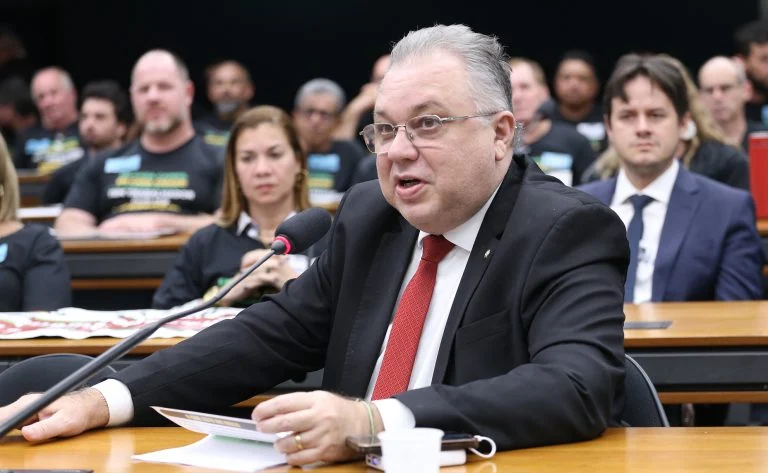 Câmara avança com bloqueio de pagamentos ligados a jogos ilegais e pornografia infantil, veja o que muda para bancos e fintechs Comissão aprova bloqueio de pagamentos ligados a jogos ilegais e pornografia infantil - Notícias