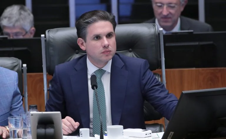 Redução de penas dos condenados pelo 8 de janeiro: Câmara aprova PL 2162/23 e envia ao Senado, e Hugo Motta fala em 'virada de página' Redução de penas dos condenados pelo 8 de janeiro representa "virada de página" para o Brasil, diz Motta - Notícias