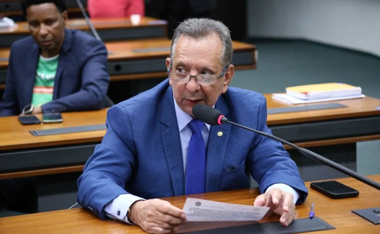 Cadastro de motoristas de aplicativo: Comissão da Câmara aprova regras mais rígidas com bloqueio a quem tem medidas protetivas e exigência anual de certidões Comissão aprova regras mais rígidas para cadastro de motoristas de aplicativo - Notícias