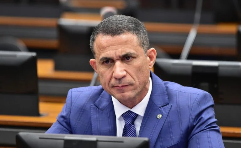Juiz pode proibir agressor de mulher de entrar em estádio por até 3 anos, diz proposta aprovada na Comissão de Segurança Pública Comissão aprova possibilidade de juiz proibir entrada em estádio de agressor de mulher - Notícias