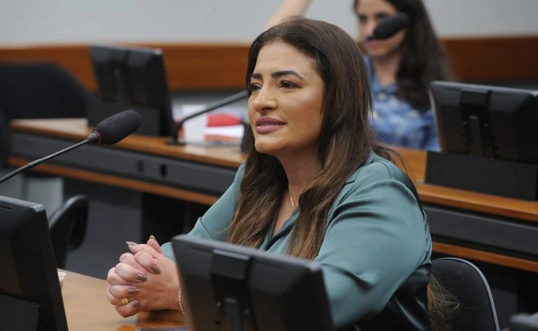 Requisição de dados de redes sociais em casos de violência doméstica avança na Câmara, entenda o que muda e quando vale Comissão aprova requisição de dados de redes sociais em caso de violência doméstica - Notícias