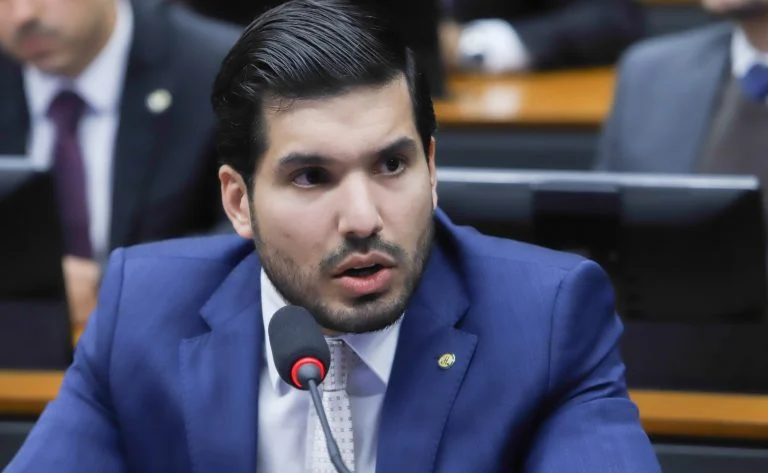 Comissão da Câmara aprova regras para drones armados na segurança pública, com limites à força letal e veto a voo autônomo Comissão aprova regras para uso de drones armados pelas forças de segurança - Notícias