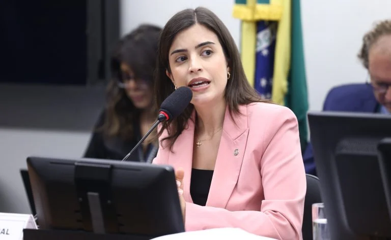 Comissão de Educação aprova projeto para identificar quando o registro de violência doméstica parte da escola, com ajustes na Lei Henry Borel Comissão aprova projeto que obriga indicar se partiu de escola registro de violência doméstica - Notícias