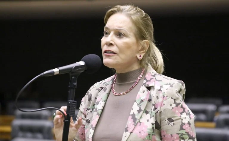 Comissão da Câmara aprova desembarque fora da parada à noite para mulheres, idosos e pessoas com deficiência; entenda o PL 3258/19 e os próximos passos Comissão aprova direito de mulheres e idosos desembarcarem fora da parada de ônibus à noite - Notícias
