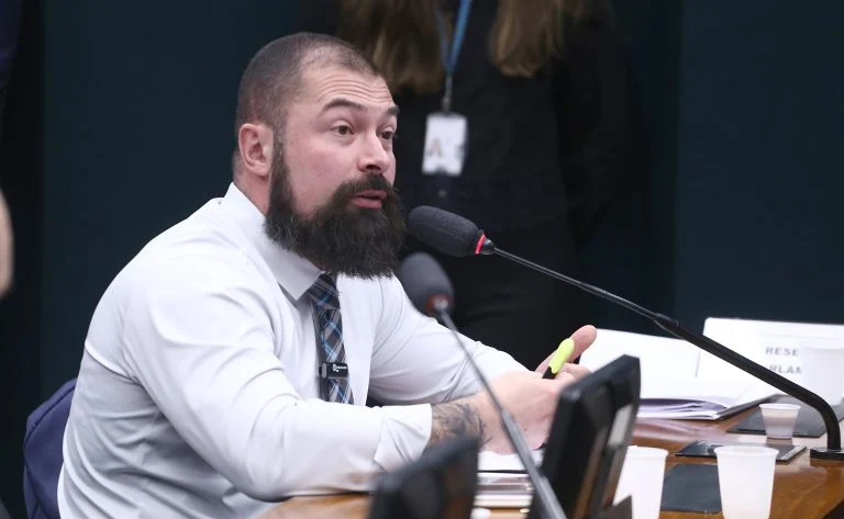 Porte de arma para clubes de tiro avança na Câmara, Comissão aprova projeto que inclui donos, dirigentes, associados e lojistas no Estatuto do Desarmamento Comissão aprova projeto que libera porte de arma para donos e associados de clube de tiro - Notícias