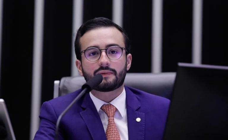 Venda de venenos no Brasil: PL 985/25 quer proibir arsênio para pessoas físicas, barrar comércio online e exigir rastreabilidade com multas milionárias Projeto regulamenta a venda de venenos para pessoas físicas e jurídicas - Notícias
