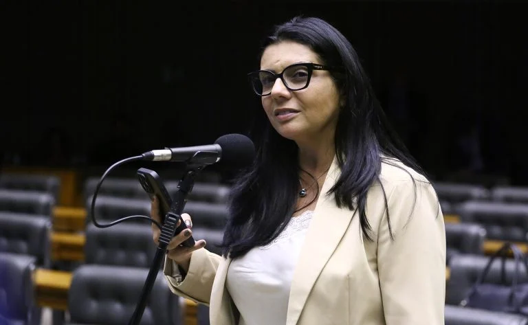 Comissão de Segurança Pública da Câmara aprova prisão de até 4 anos para agente público que barrar acesso a armas de fogo, entenda o que muda Comissão aprova até 4 anos de prisão para agente público que impedir ilegalmente acesso de cidadãos a armas - Notícias