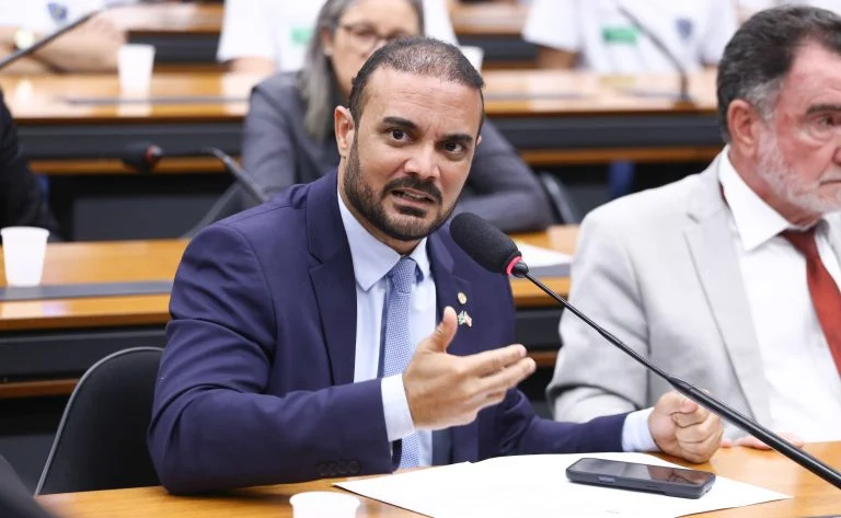 Reconhecimento facial em estádios: comissão da Câmara aprova PL 2776/2025 com conexão ao BNMP e multas de até R$ 100 mil Comissão aprova projeto que obriga câmeras de reconhecimento facial em estádios - Notícias
