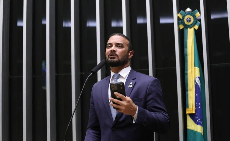 Câmara aprova proposta que veda a separação de presos por facção criminosa e restringe gestão privada em presídios, entenda o impacto na Lei de Execução Penal Comissão aprova proposta que veda a separação de presos por facção criminosa - Notícias