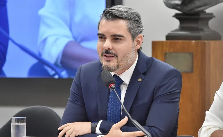 Realocação de famílias do Minha Casa, Minha Vida: comissão da Câmara aprova regra para vítimas expulsas pelo crime organizado, entenda prazos, direitos e próximos passos Comissão aprova realocação de famílias do Minha Casa, Minha Vida expulsas pelo crime - Notícias