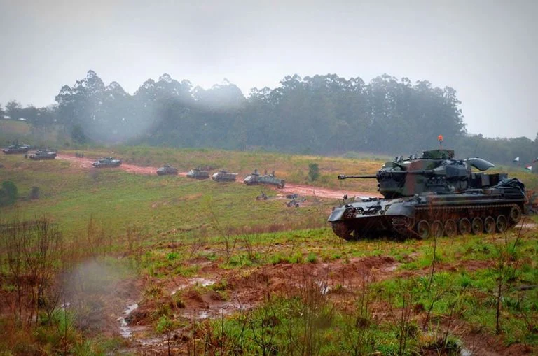Lei 15.341/26 sancionada por Lula autoriza doação de equipamentos do Exército brasileiro ao Paraguai, incluindo blindados M108 e ponte flutuante Lei autoriza doação de equipamentos do Exército brasileiro ao Paraguai - Notícias