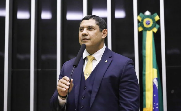 Comissão da Câmara aprova projeto que triplica a pena para crimes com arma de fogo roubada de agentes e vigilantes, entenda mudanças e próximos passos Comissão aprova proposta que triplica pena de crimes com arma de fogo roubada de agente de segurança - Notícias
