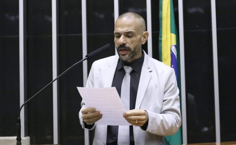 Auxílio para familiares de policial morto, PL 4258/24 propõe pecúlio com 1% do soldo e tramita na Câmara dos Deputados Projeto cria auxílio para familiares de policial morto em razão do trabalho - Notícias