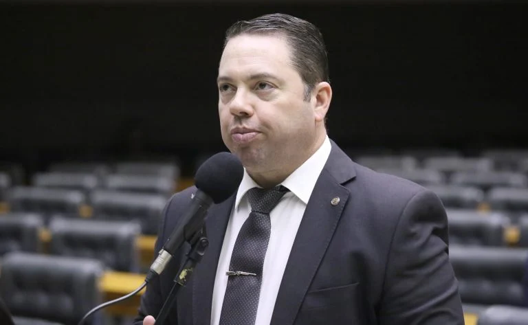 PL 3827/25: Comissão da Câmara aprova estandes de tiro em residências com cadastro na PF e fiscalização Comissão aprova projeto que permite instalar estandes de tiro em residências - Notícias