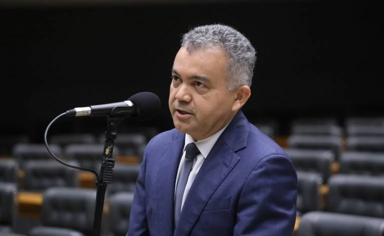 Comissão da Câmara aprova pacote para combater fraudes financeiras contra idosos: o que muda para quem tem 80+ no PL 3332/25 Comissão aprova medidas de proteção para pessoas idosas contra fraudes financeiras - Notícias