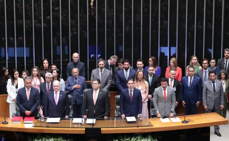 Fim da escala 6x1 em 2026: governo Lula detalha prioridades com regulação de apps e pacote de segurança pública Prioridades do governo para 2026 incluem fim da escala 6x1 e projetos de segurança pública - Notícias