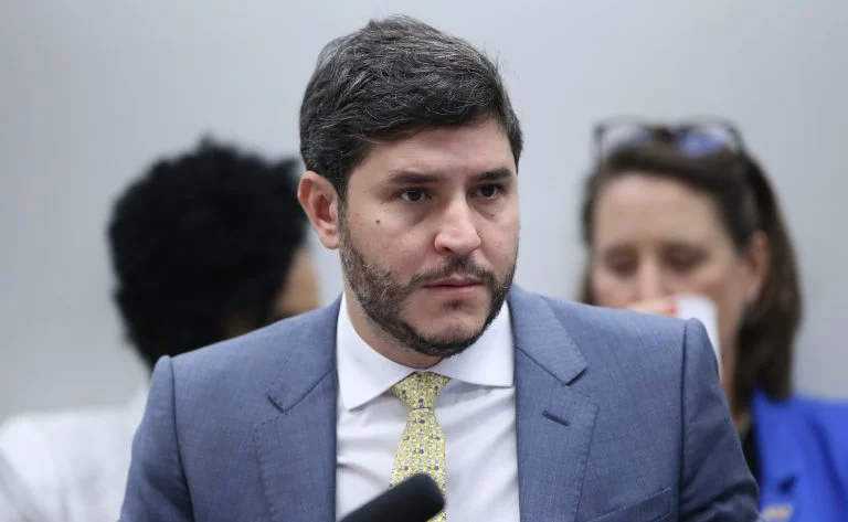 PL 264/25 cria programa nacional de financiamento de casas-abrigo para mulheres vítimas de violência, com adesão de cidades acima de 50 mil habitantes Projeto cria programa nacional para financiar casas-abrigo para mulheres vítimas de violência - Notícias