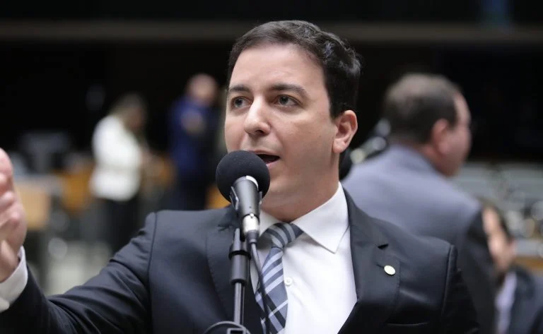 Projeto obriga preso a pagar tornozeleira eletrônica, isenta gratuidade de justiça e destina receitas ao Funpen: entenda o PL 766/25 na Câmara dos Deputados Projeto obriga preso a pagar por uso e manutenção de tornozeleira eletrônica - Notícias