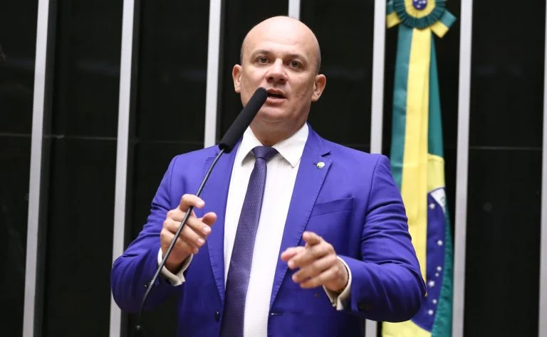 Ressarcimento por preterição: PL 4723/24 propõe retroatividade e igualdade nas promoções de militares estaduais antigos Projeto assegura igualdade para militares antigos preteridos em promoções - Notícias