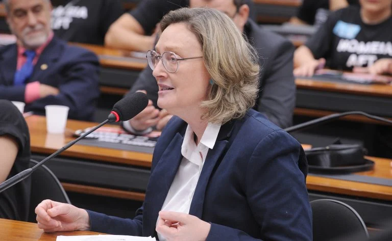 Enfrentamento ao feminicídio no RS: Maria do Rosário apresenta 95 propostas, denuncia 70% dos municípios sem proteção e defende reforço no Fundo de Segurança Pública Deputada apresenta 95 propostas para viabilizar enfrentamento a feminicídios - Notícias